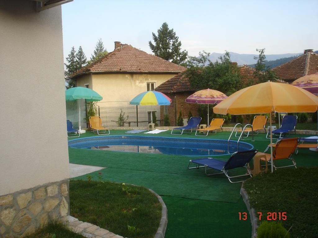 Guest House Camellia Berkovitsa Buitenkant foto