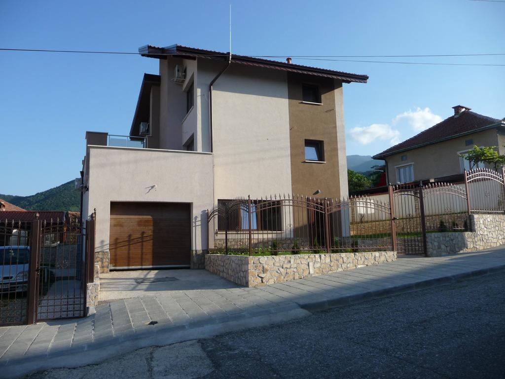 Guest House Camellia Berkovitsa Buitenkant foto