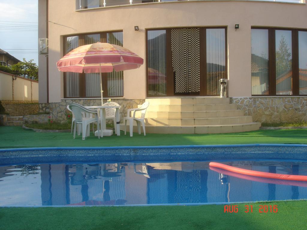 Guest House Camellia Berkovitsa Buitenkant foto